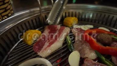 <strong>韩国风</strong>格的烤猪肉和牛肉。